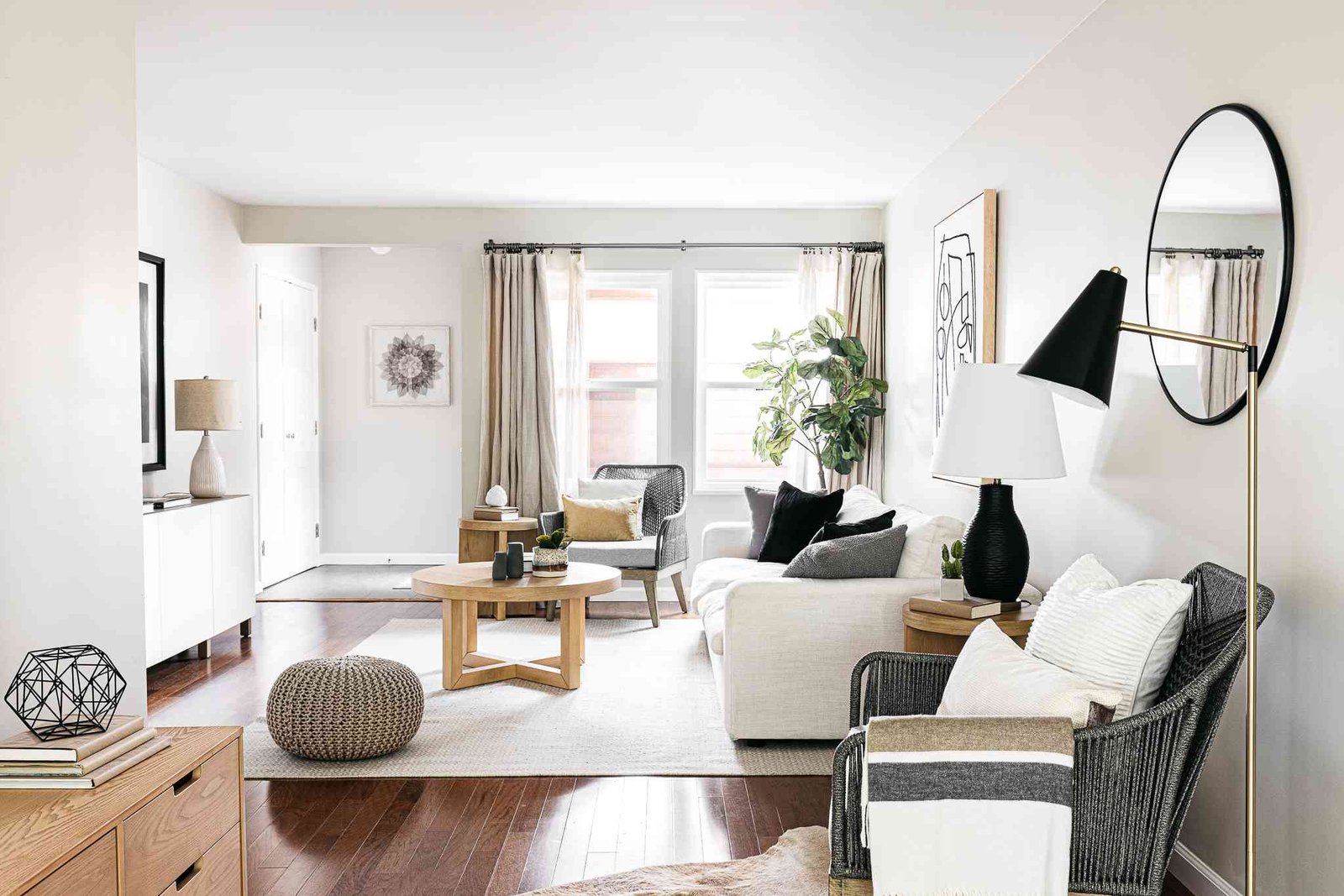 24 Modern Wall Trim Ideas with Benjamin Moore Graphite for a Sophisticated Look!