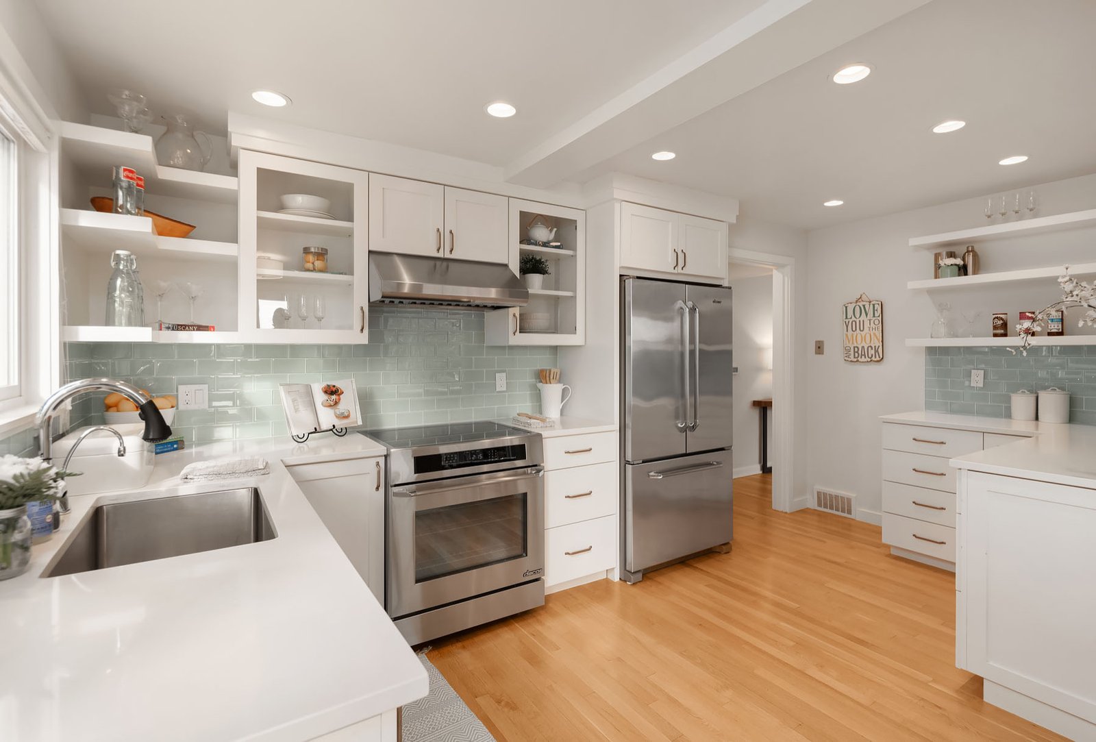 17 Elegant White Cabinets and Subway Tile Kitchens with Light Wood Floors and Islands